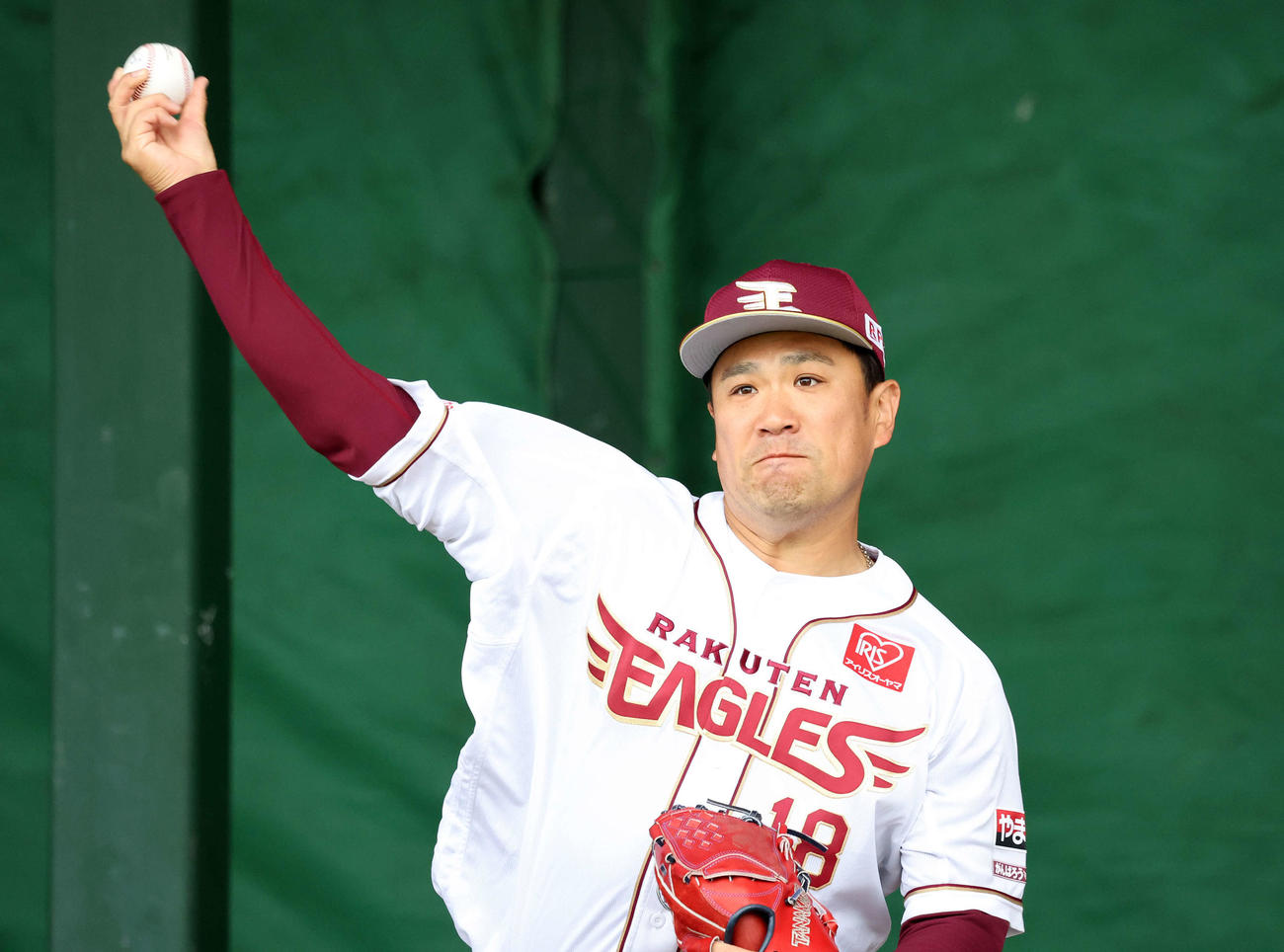 ブルペン投球する楽天田中将（撮影・鈴木正人）
