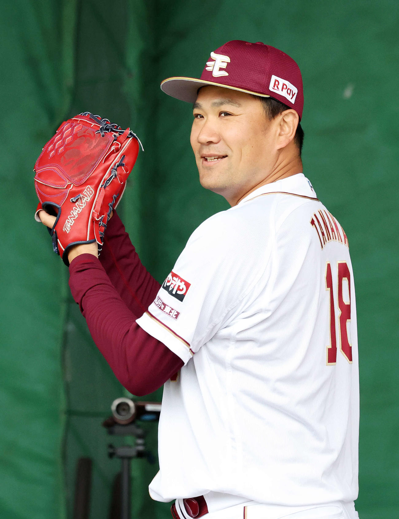 ブルペン投球中、笑顔を見せる楽天田中将（撮影・鈴木正人）