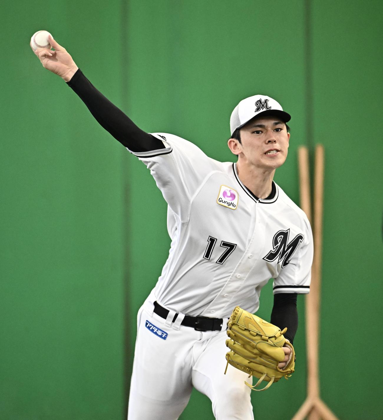 ブルペンで投球練習するロッテ佐々木（撮影・滝沢徹郎）