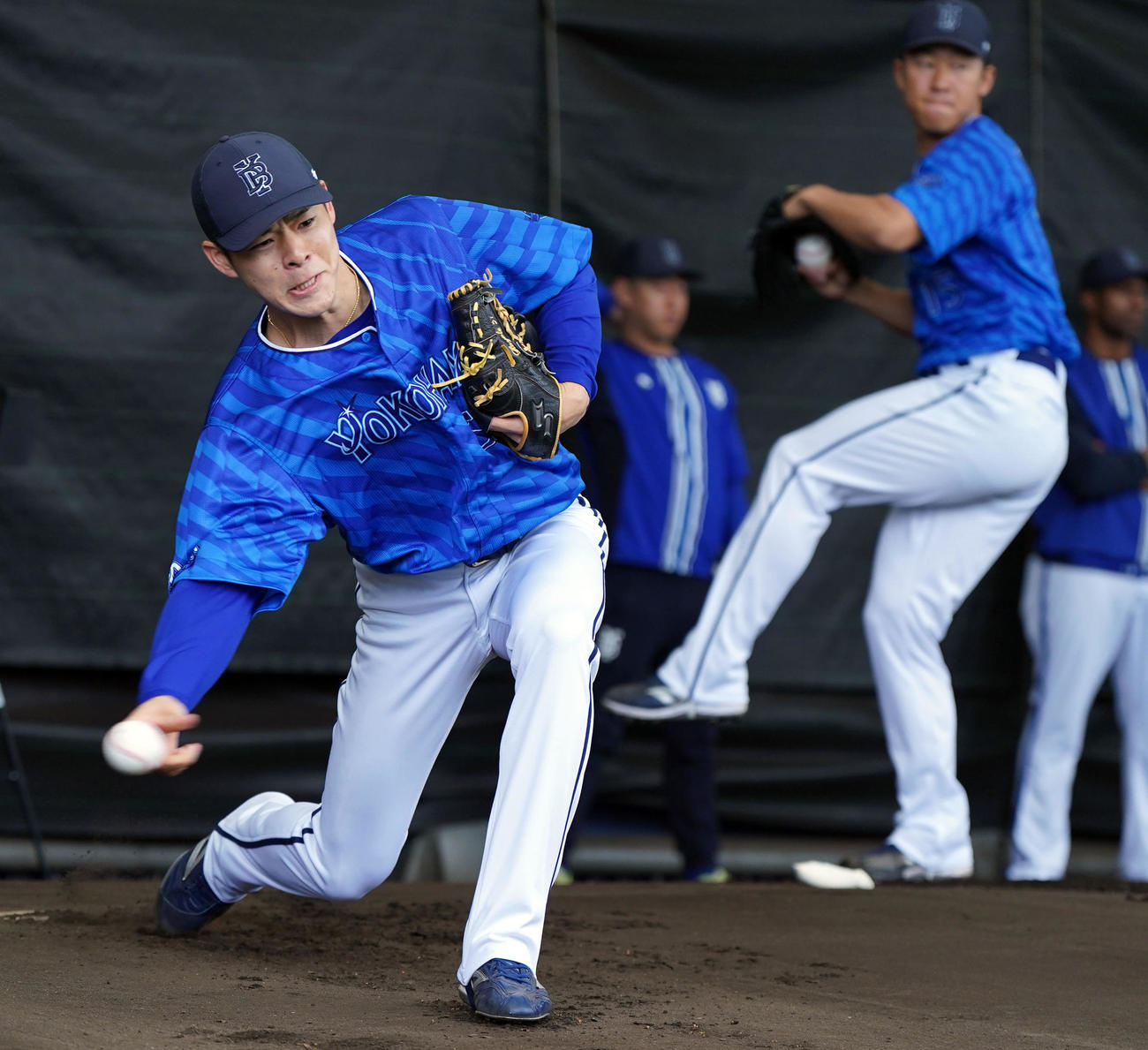 ブルペンで投球練習を行ったDeNA中川颯（撮影・たえ見朱実）