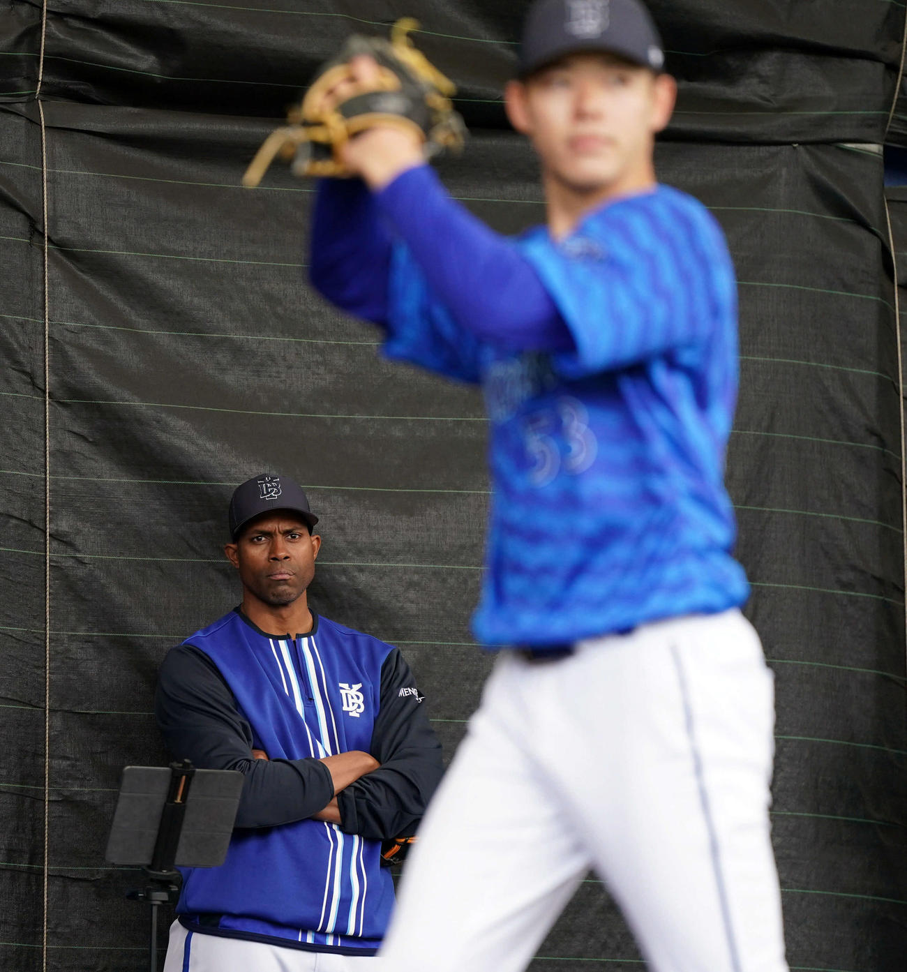 中川颯を見るDeNAメンドーサ特別コーチ（撮影・たえ見朱実）