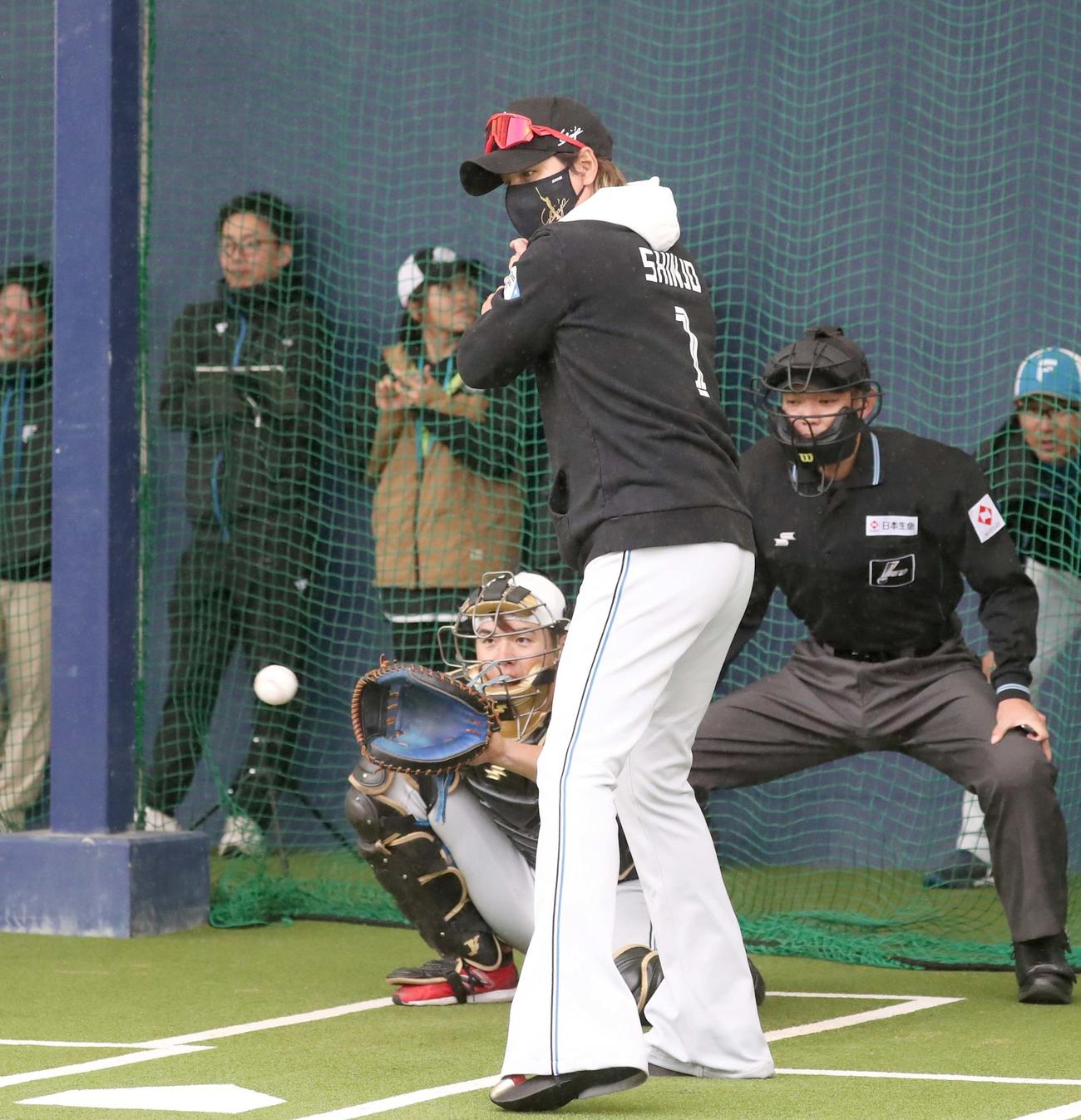 ブルペンで投球する山崎の打席に立つ日本ハム新庄監督（撮影・黒川智章）