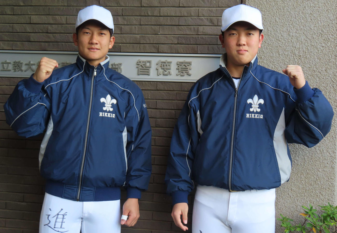 立大の智徳寮前でガッツポーズを決めるアスリート選抜入試合格の（左から）山梨学院・進藤と広陵・小林（撮影・佐瀬百合子）