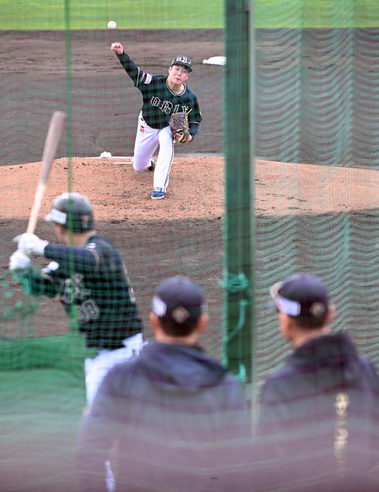 フリー打撃の投手を務め来田に向かって投げるオリックス吉田、手前右は中嶋監督（撮影・和賀正仁）