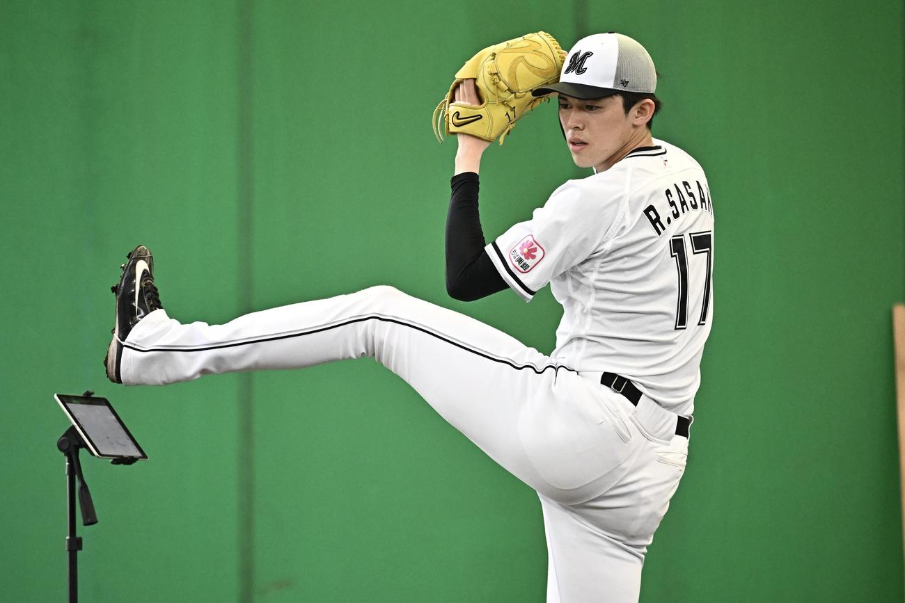ブルペンで投球練習するロッテ佐々木（撮影・滝沢徹郎）