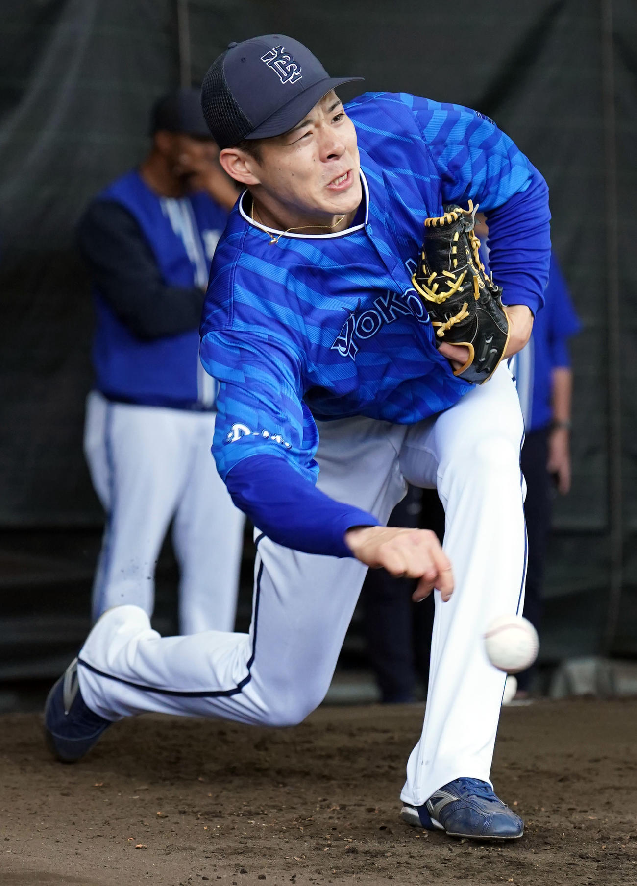 ブルペンで投球練習を行ったDeNA中川颯（撮影・たえ見朱実）