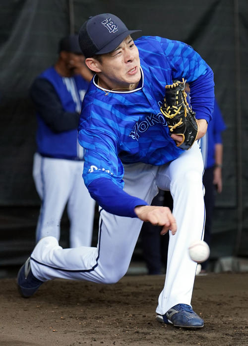 ブルペンで投球練習を行ったDeNA中川颯（撮影・たえ見朱実）