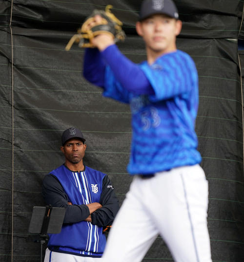 中川颯を見るDeNAメンドーサ特別コーチ（撮影・たえ見朱実）