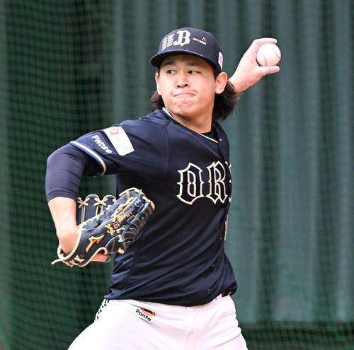 ブルペンで投げ込むオリックス宮城（撮影・和賀正仁）