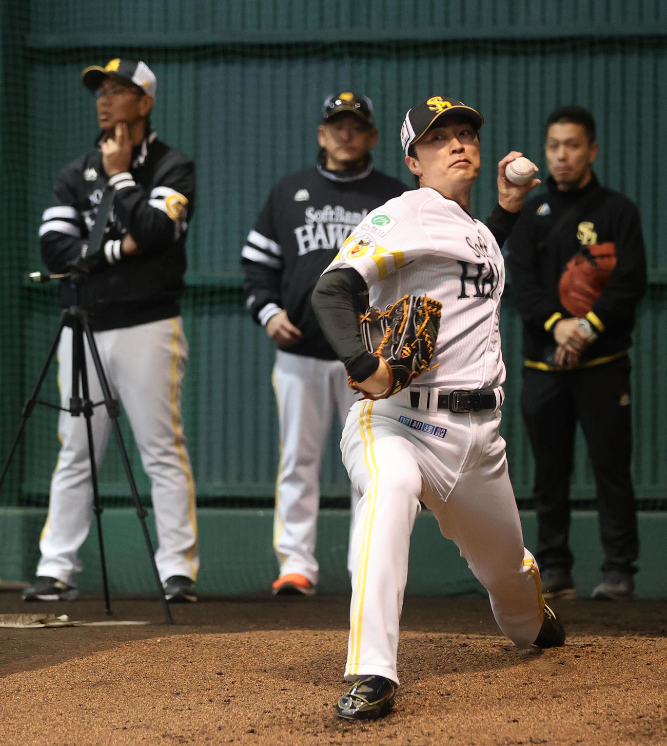 ブルペンに入った和田は丁寧に投げ込む、後方左から若田部コーチと倉野コーチ（撮影・梅根麻紀）