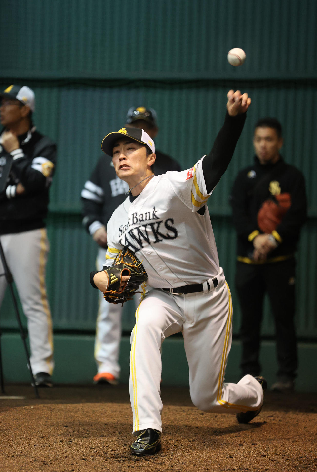 ブルペンに入った和田は丁寧に投げ込む（撮影・梅根麻紀）