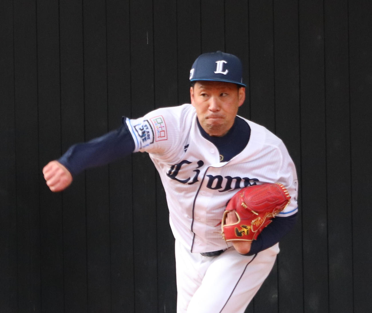 ブルペンで投げる西武増田（撮影・古川真弥）
