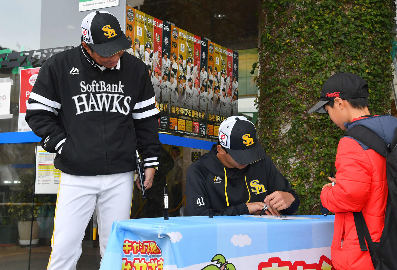 プロ初のサイン会を行うソフトバンク前田悠。そこへ小久保監督が通りかかり、サイン会のようすをチェック（撮影・岩下翔太）
