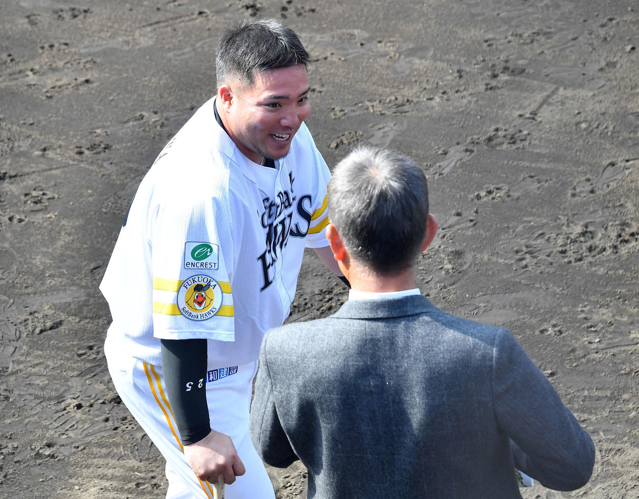 ソフトバンクのキャンプ地を訪問した辻氏（右）と談笑する山川（撮影・岩下翔太）