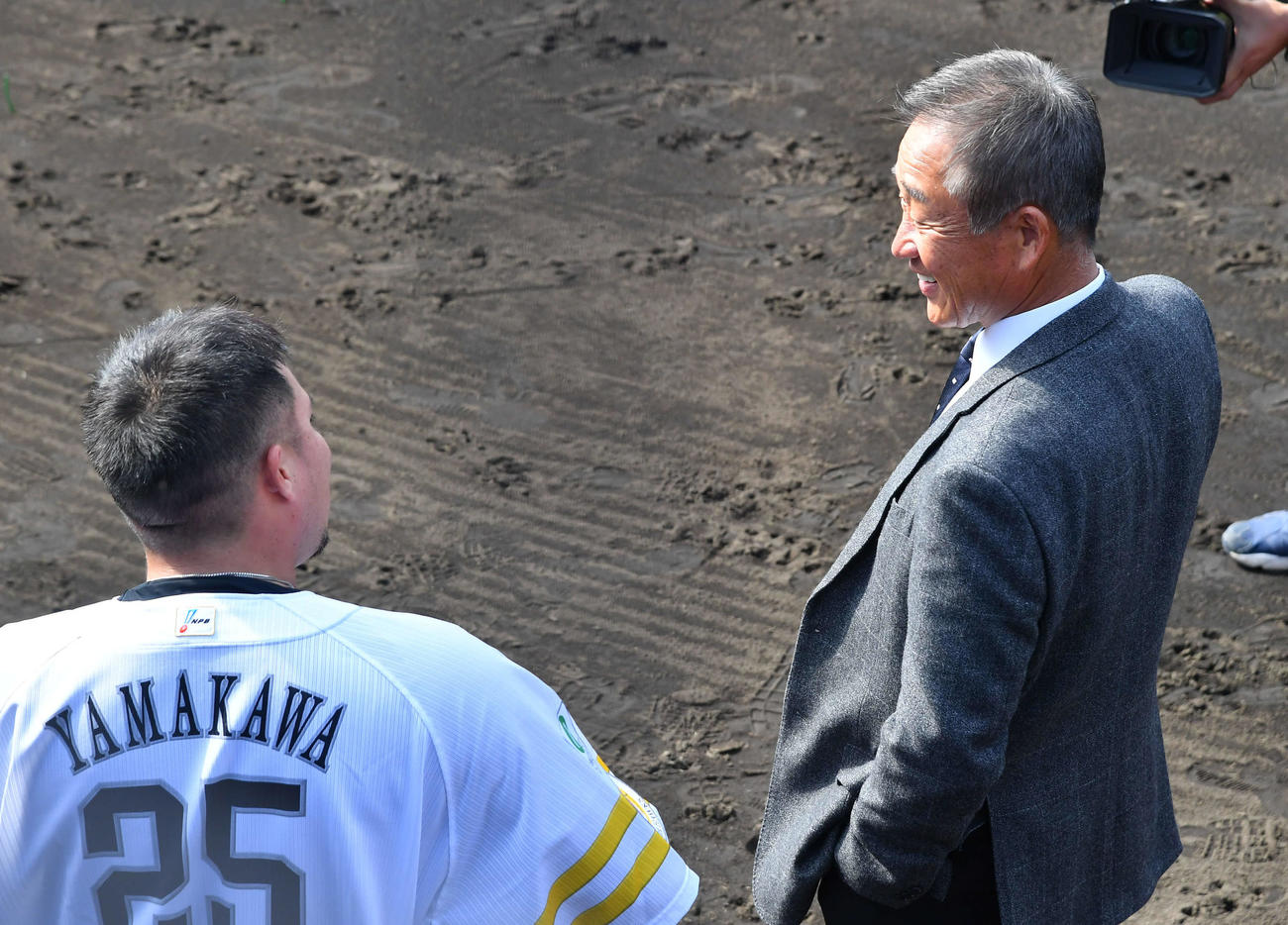 ソフトバンク山川（左）と談笑する辻氏（撮影・岩下翔太）