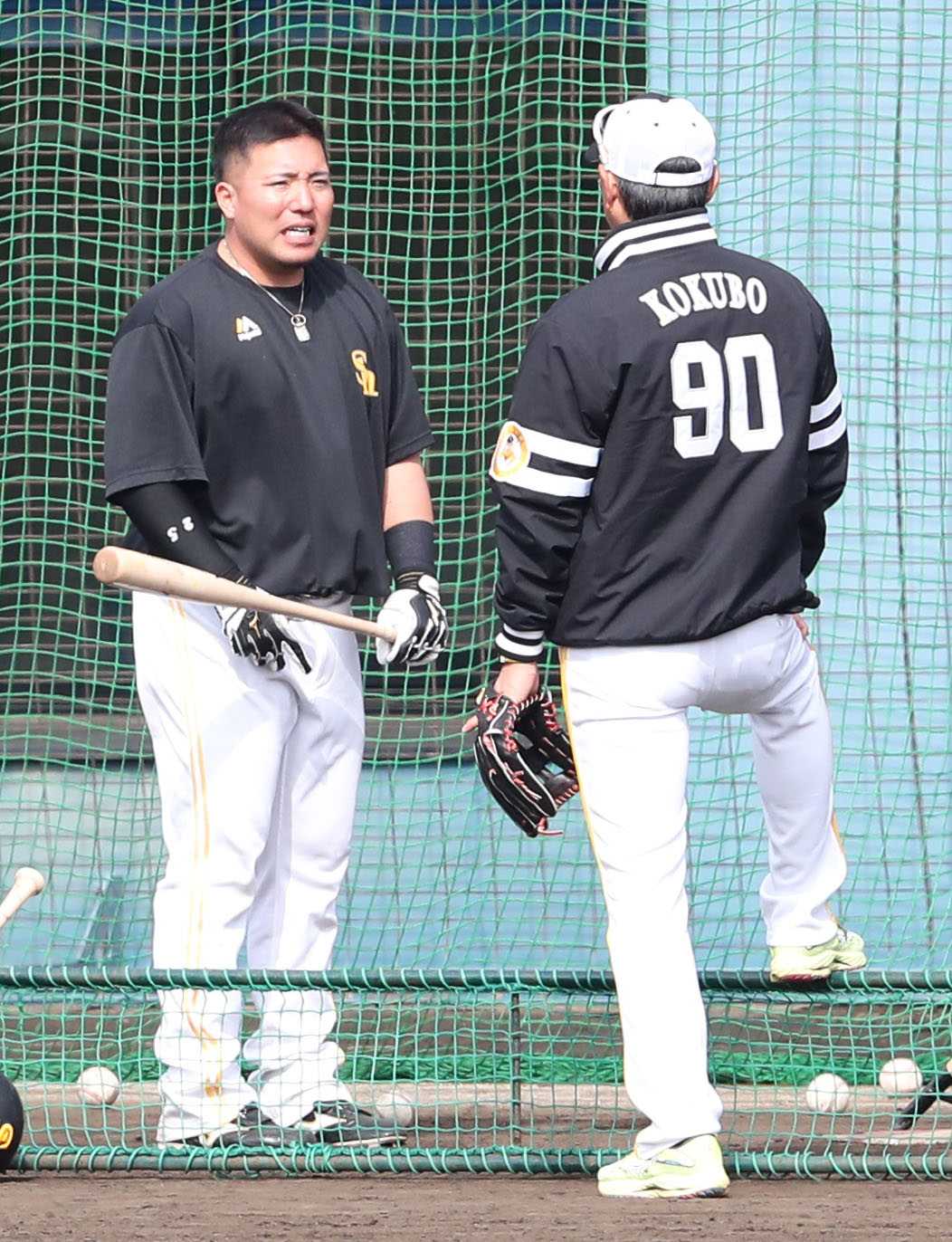打撃練習の前に小久保監督と話をする山川（撮影・梅根麻紀）