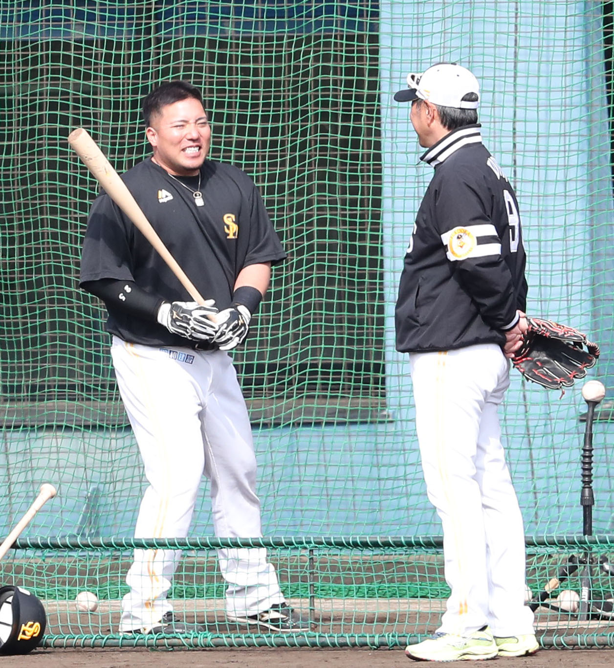 打撃練習の前に小久保監督と話をする山川（撮影・梅根麻紀）