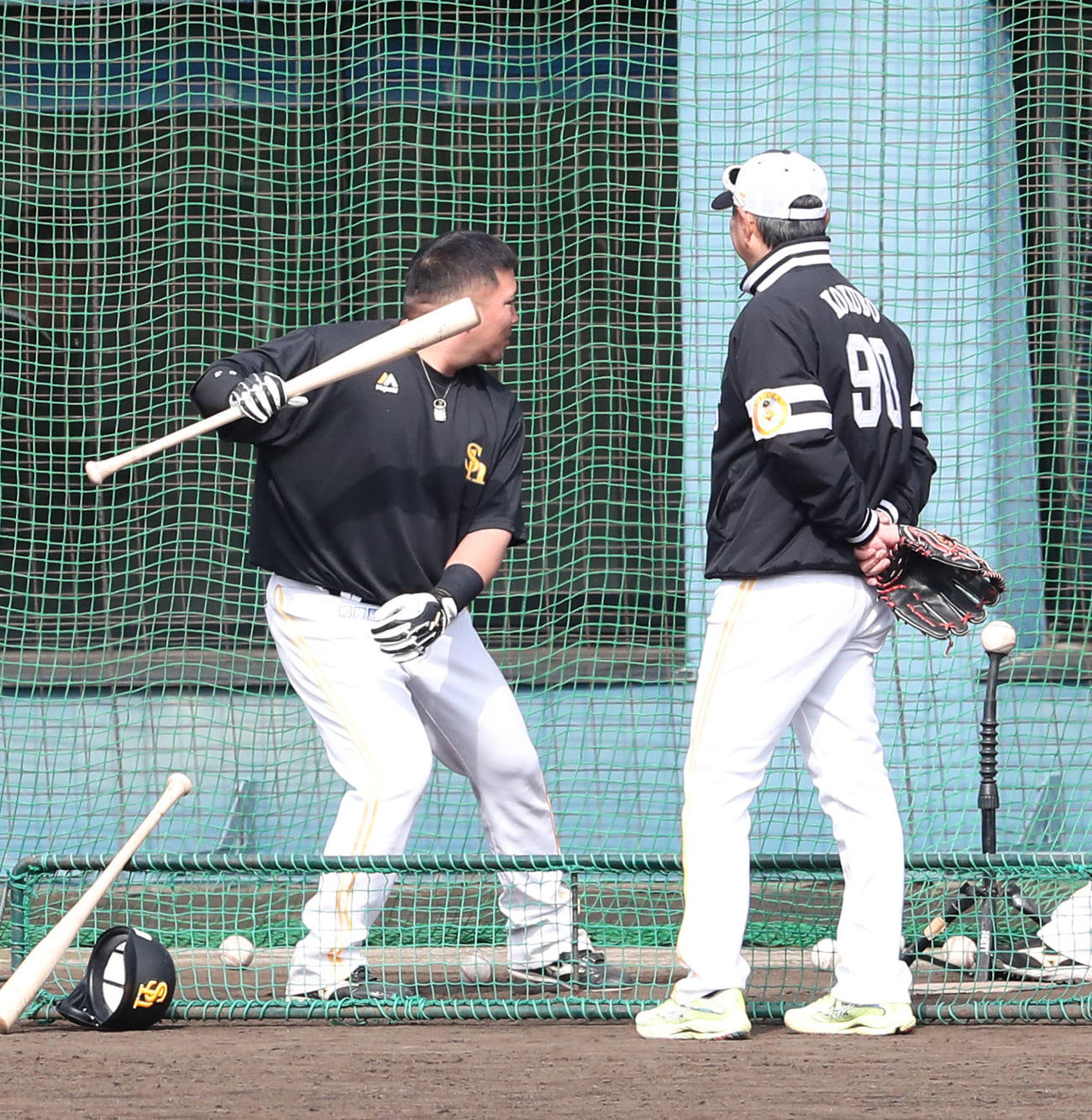 打撃練習の前に小久保監督と話をする山川（撮影・梅根麻紀）