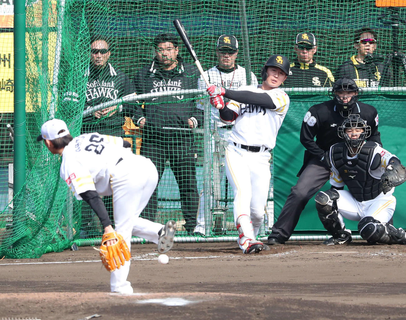 川村の打球が打撃投手の大津に当たる（撮影・梅根麻紀）