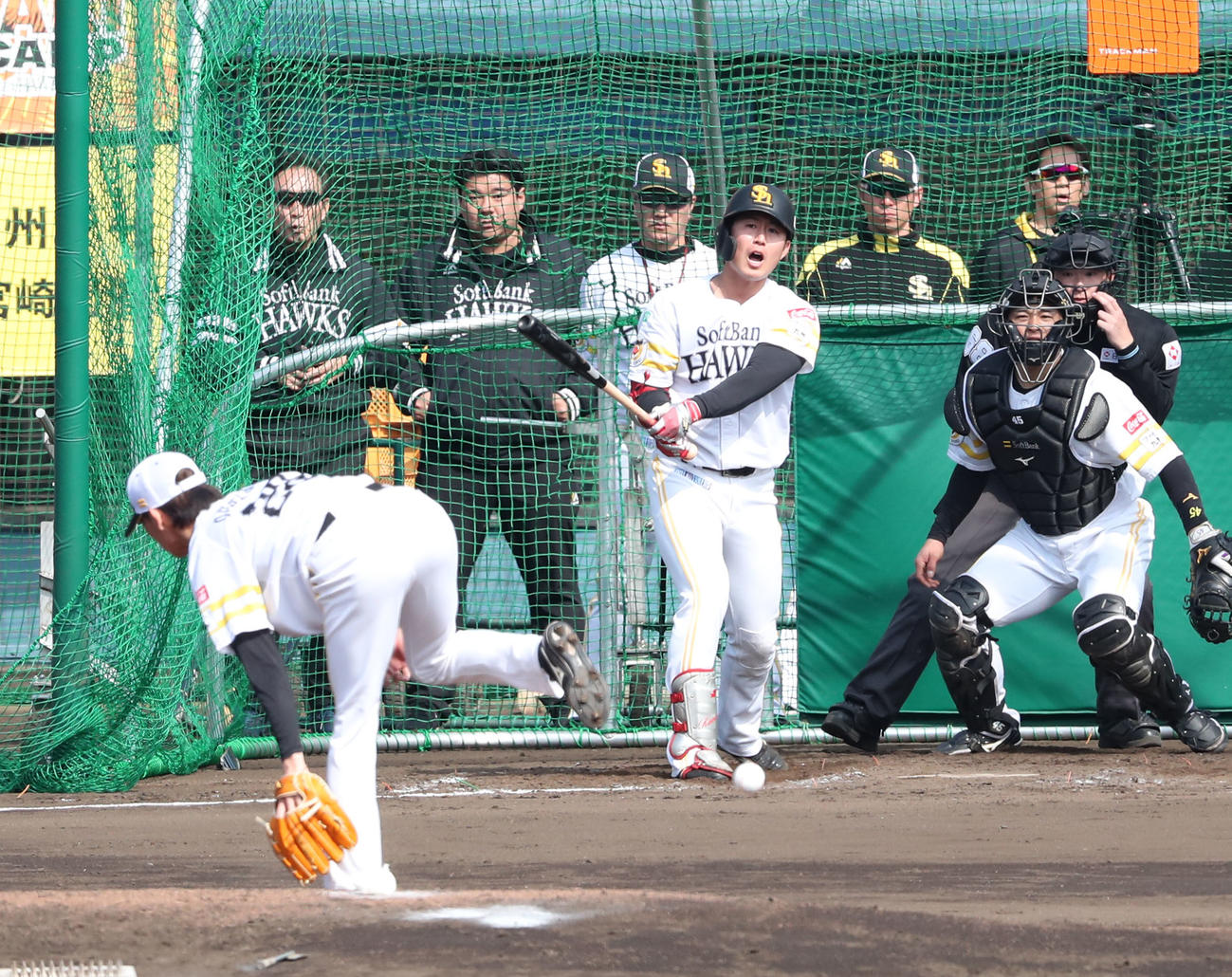 川村の打球が打撃投手の大津に当たる（撮影・梅根麻紀）