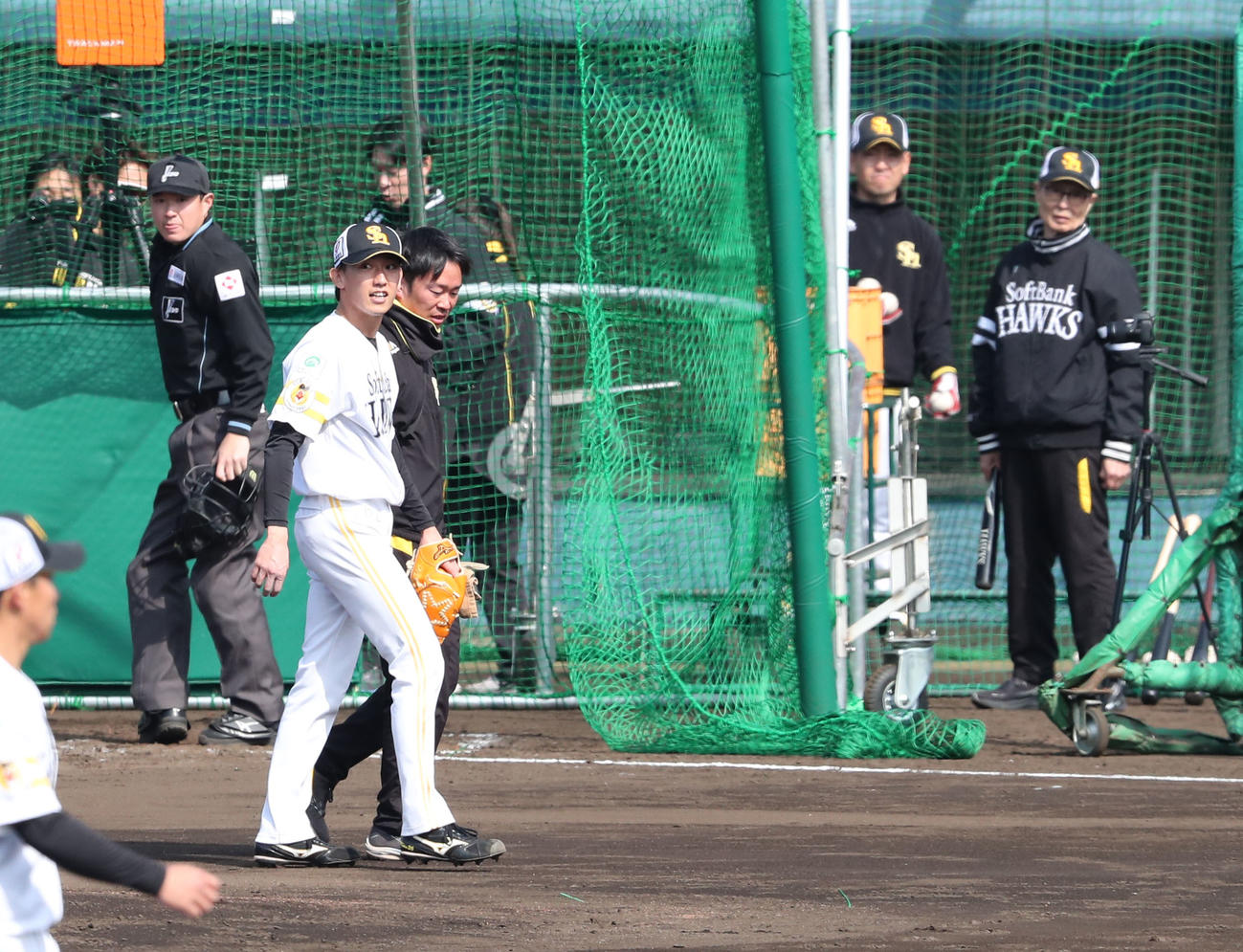 川村の打球が打撃投手の大津に当たり降板、後方右は心配そうに見つめる王球団会長（撮影・梅根麻紀）
