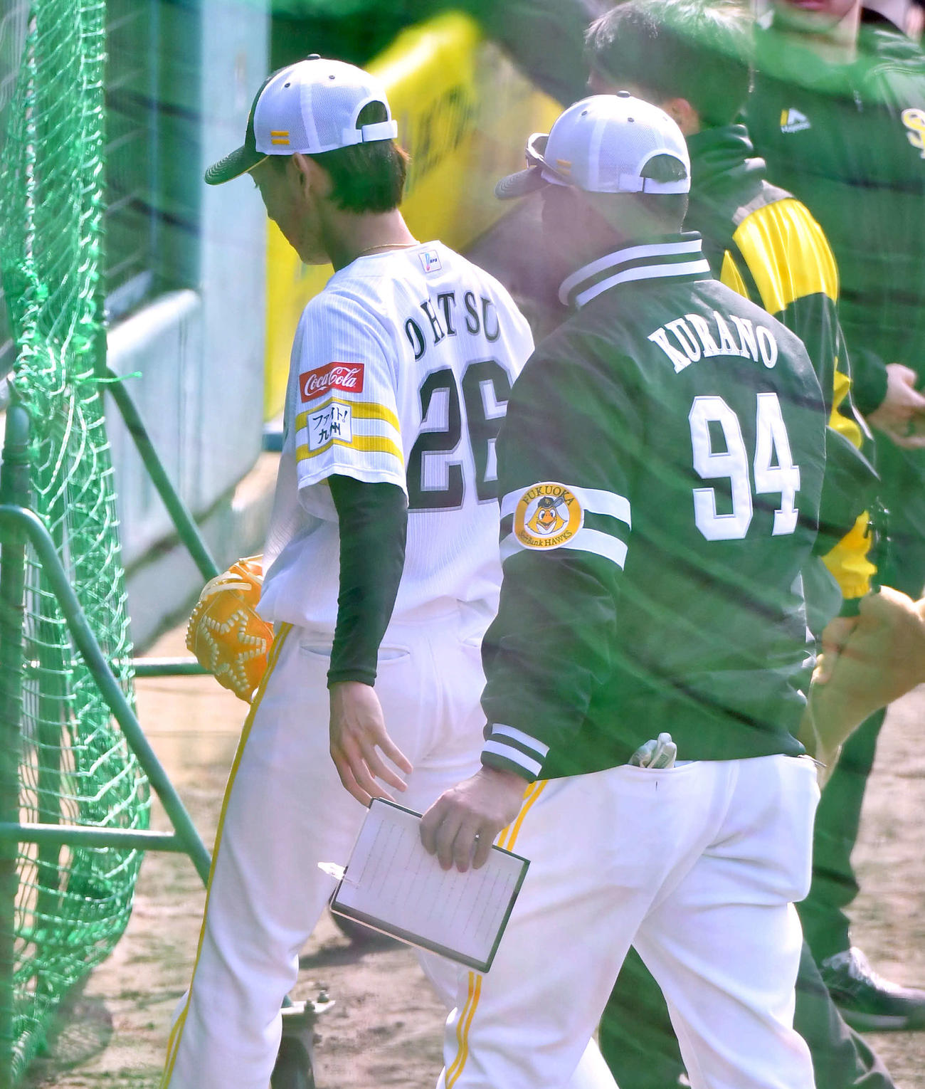 打撃投手で足に投手返しを受け、倉野コーチ（右）と引き揚げるソフトバンク大津（撮影・岩下翔太）