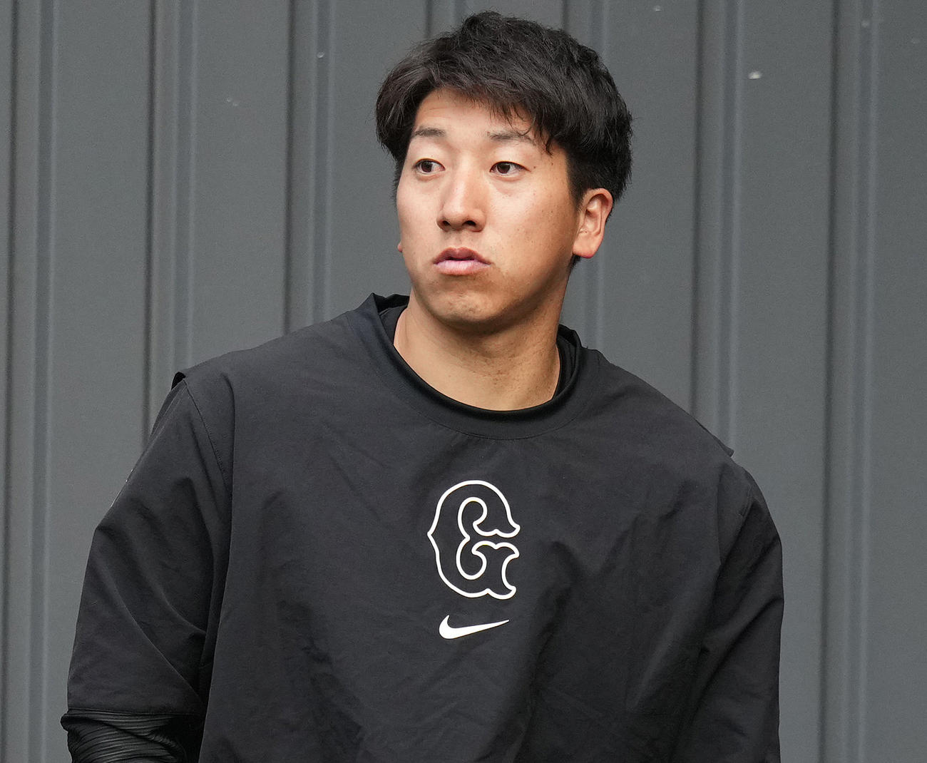 7日、ブルペンを見る巨人大勢