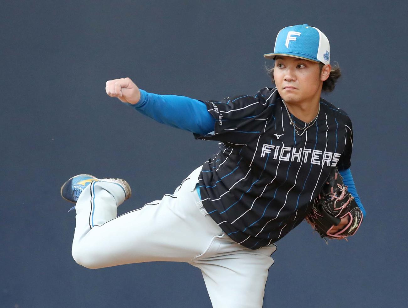 ブルペンで投球する日本ハム伊藤（撮影・黒川智章）