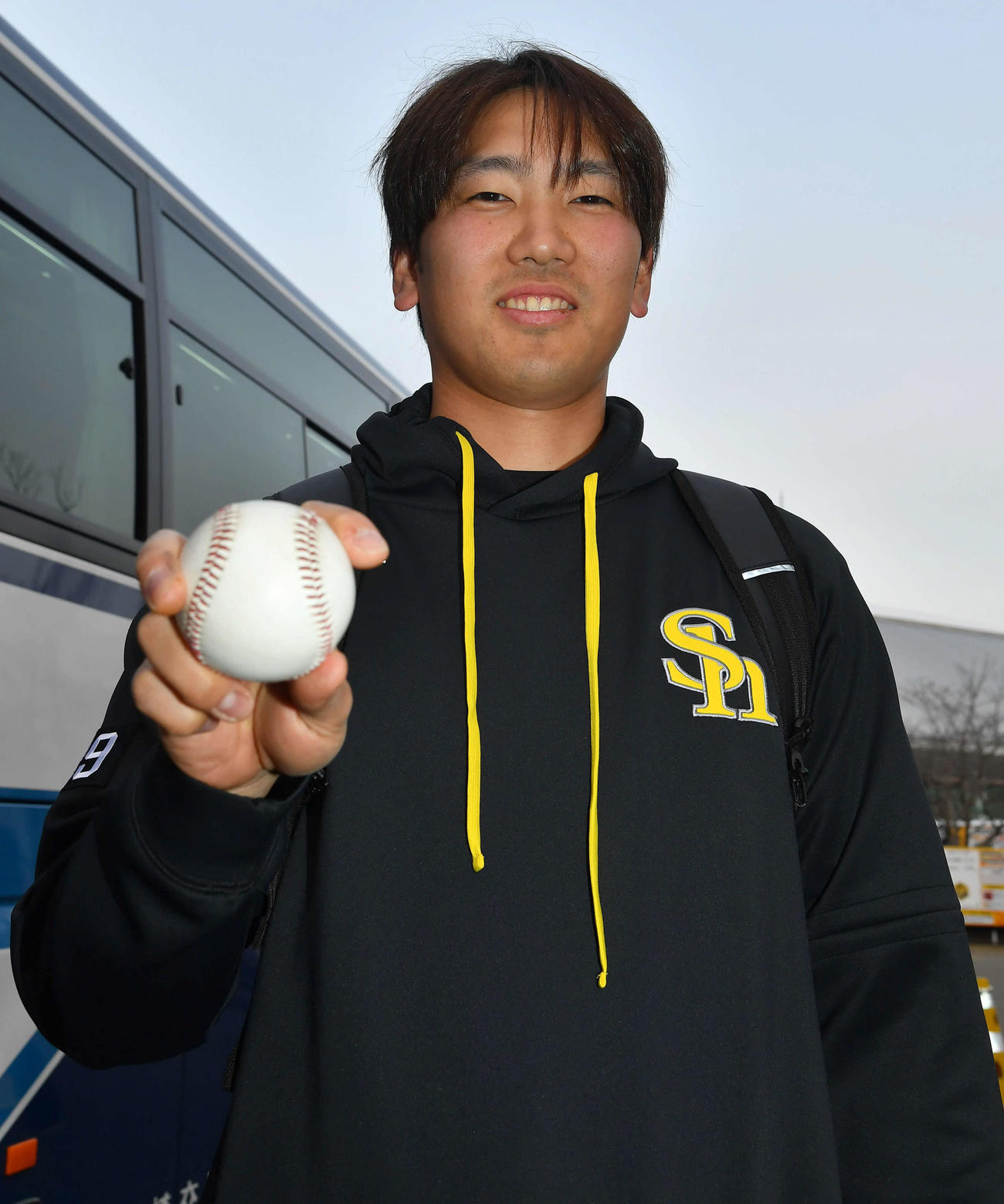 フォークの握りを見せるソフトバンク石川（撮影・岩下翔太）