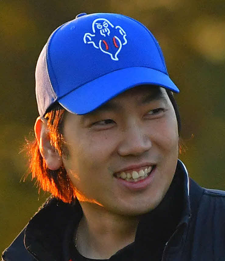23年11月、メッツ千賀のお化けフォークの帽子をかぶる石川