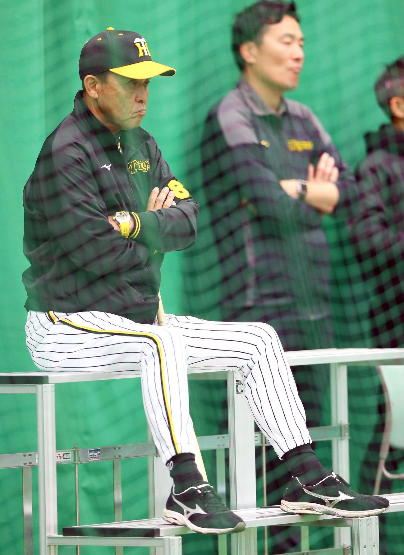 ブルペンを確認する阪神岡田監督（撮影・上山淳一）