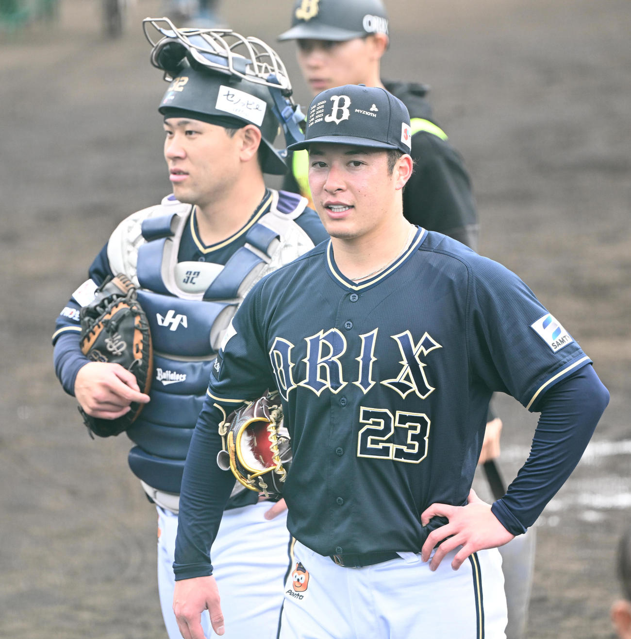 フリー打撃の投手を務めたオリックス吉田は捕手福永（左）と笑顔を見せる（撮影・和賀正仁）
