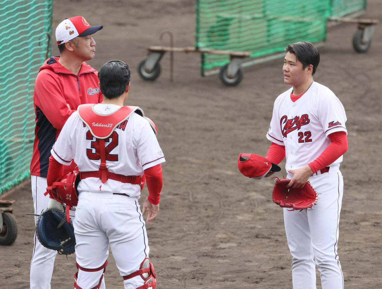 ランチ特打で打撃投手を務めた広島ドラフト2位の高（右）は登板後、永川投手コーチ（左）、石原と話し合う（撮影・加藤孝規）