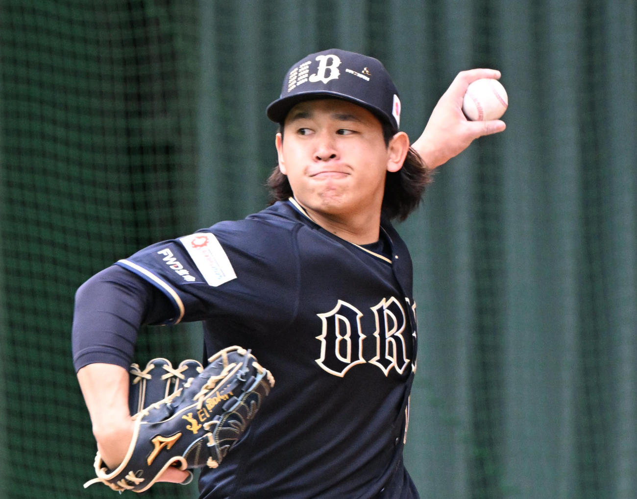 ブルペンで投げ込むオリックス宮城（撮影・和賀正仁）
