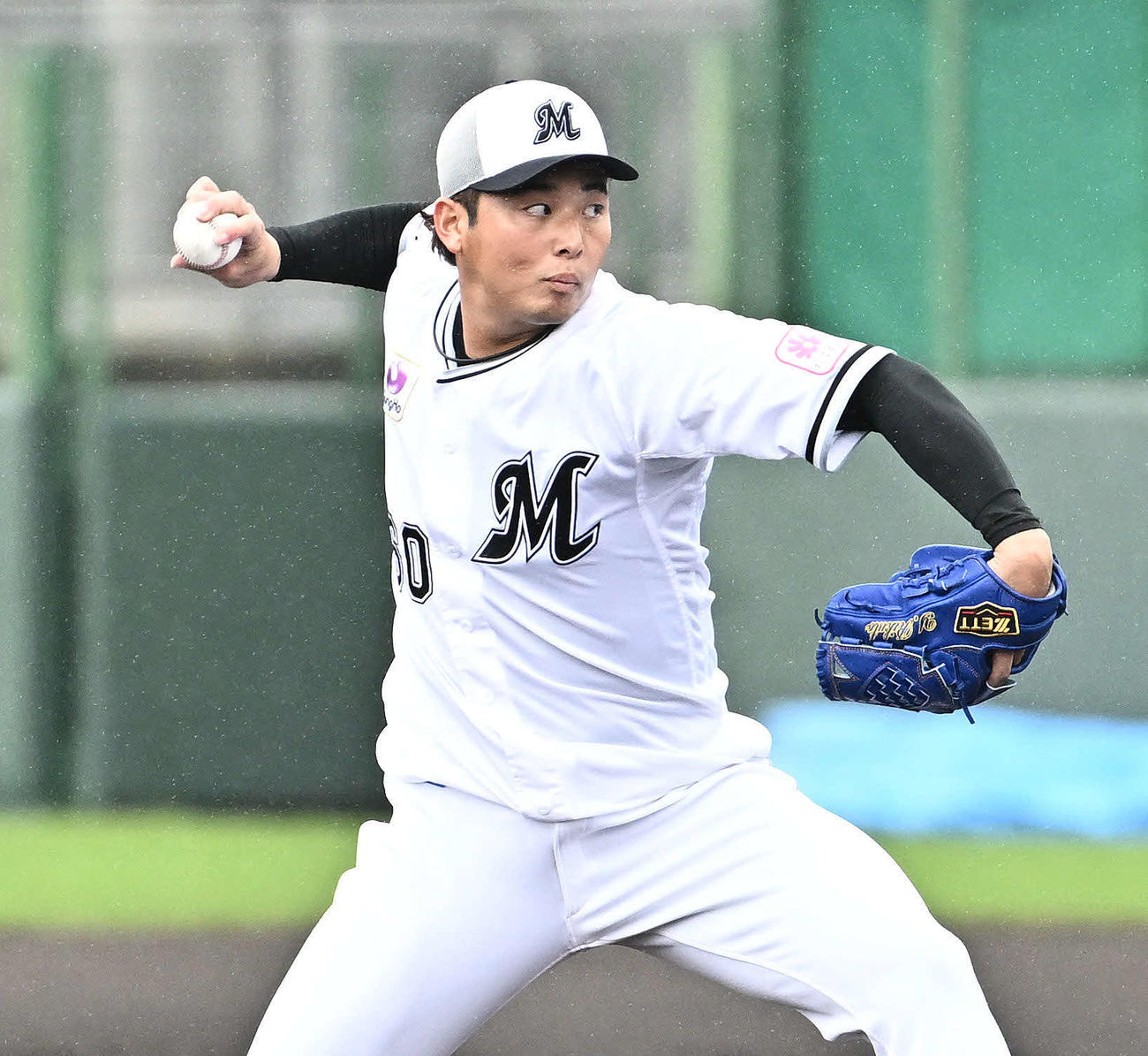 ライブBPで登板するロッテ横山（撮影・滝沢徹郎）