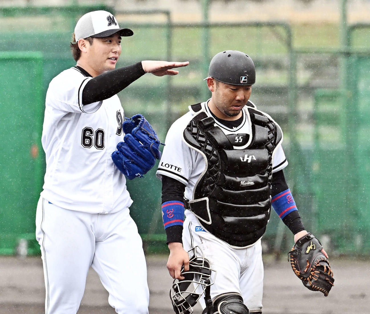 ライブBPの登板を終えたロッテ横山（左）は捕手大下と引き揚げる（撮影・滝沢徹郎）