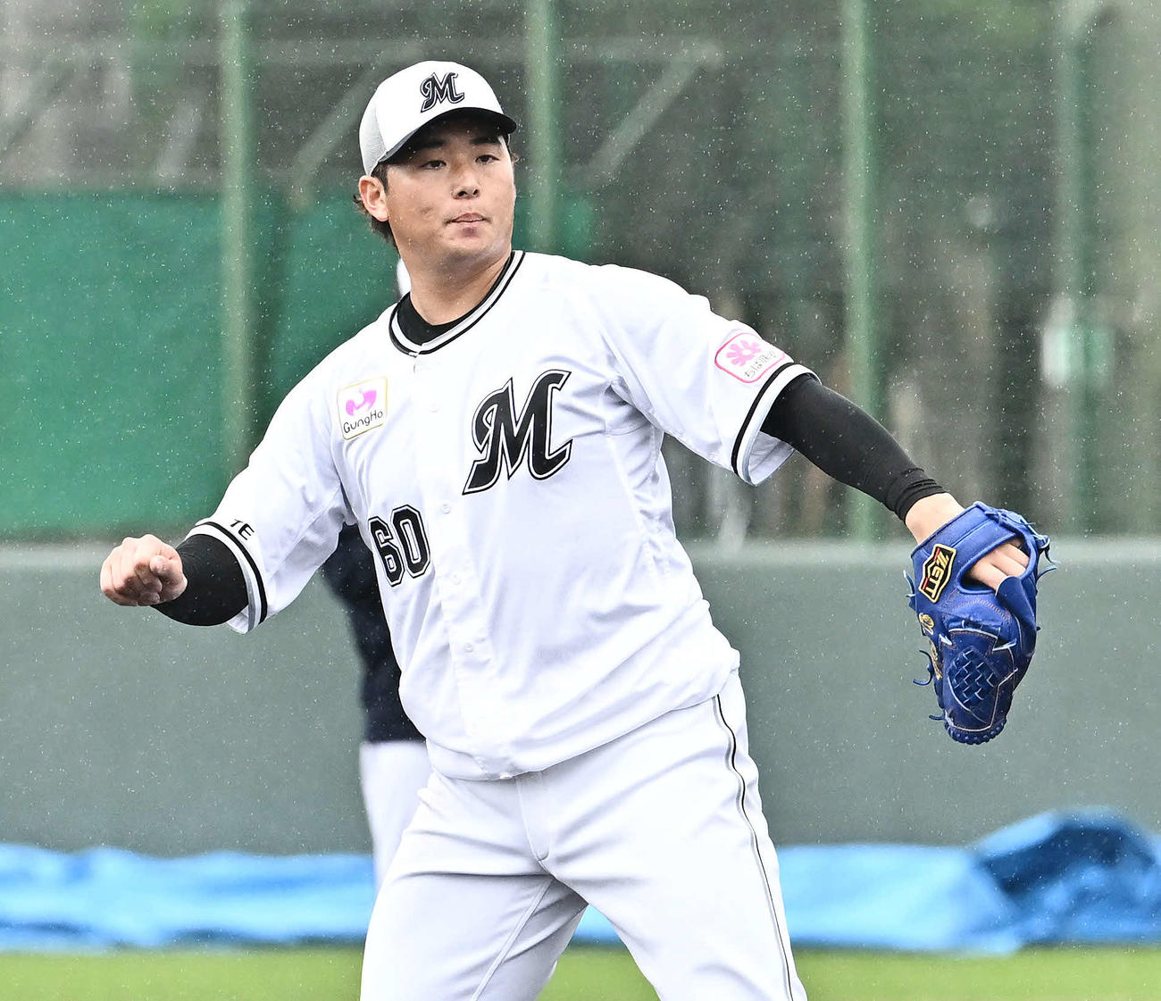 ライブBPでロッテ横山は、最後の打者上田から空振り三振を奪い引き揚げる（撮影・滝沢徹郎）
