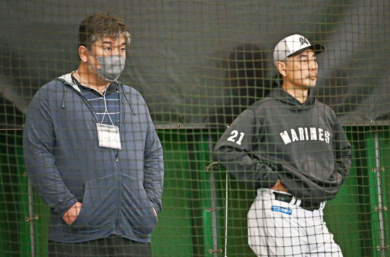 ブルペンを視察する野茂氏（左）とロッテ吉井監督（撮影・滝沢徹郎）
