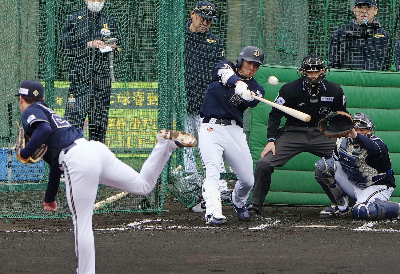 実戦形式の打撃練習で吉田（手前）から好打を放ったオリックス茶野（共同）