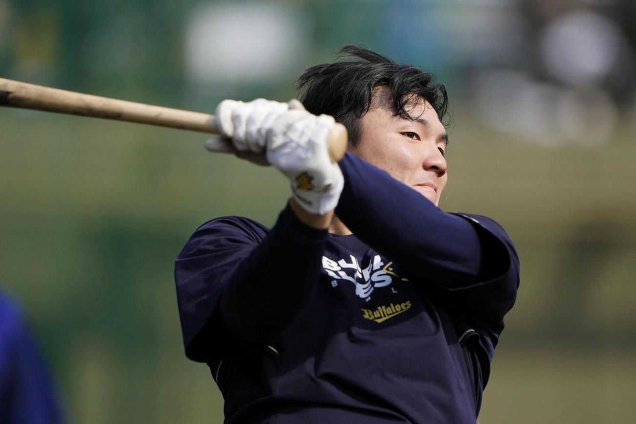 打撃練習するオリックス茶野（共同）