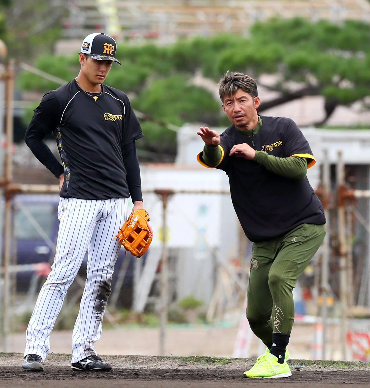 阪神小幡（左）は鳥谷臨時コーチから守備の指導を受ける（撮影・上山淳一）
