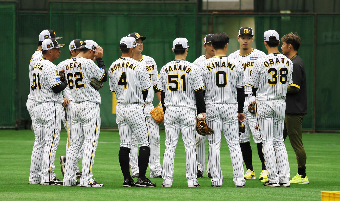 ナインを集めて話す鳥谷臨時コーチ（撮影・加藤哉）