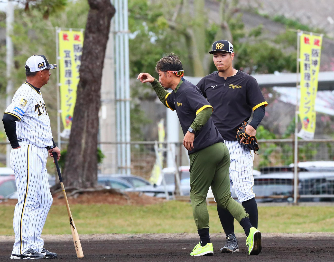 阪神佐藤輝（右）は鳥谷臨時コーチ（中央）から守備の指導を受ける。左は馬場内野守備走塁コーチ撮影・上山淳一）