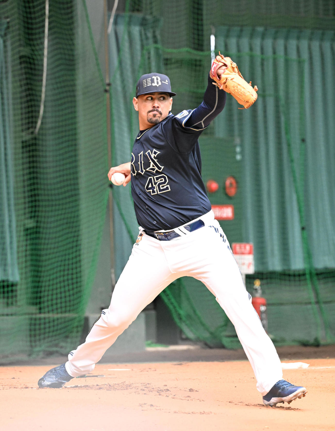 初めてブルペンで投球するオリックスのマチャド（撮影・和賀正仁）