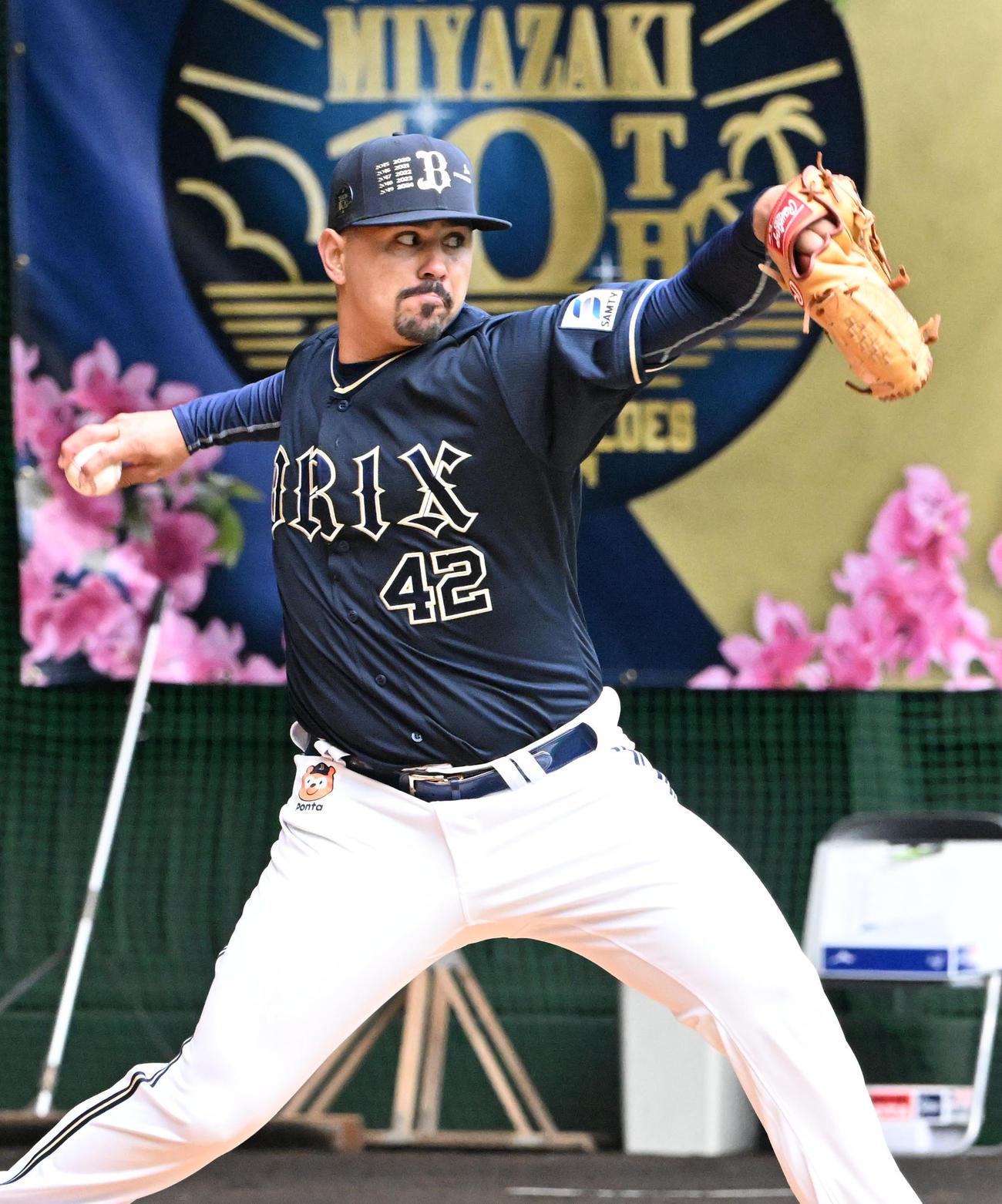 初めてブルペンで投球するオリックスのマチャド（撮影・和賀正仁）