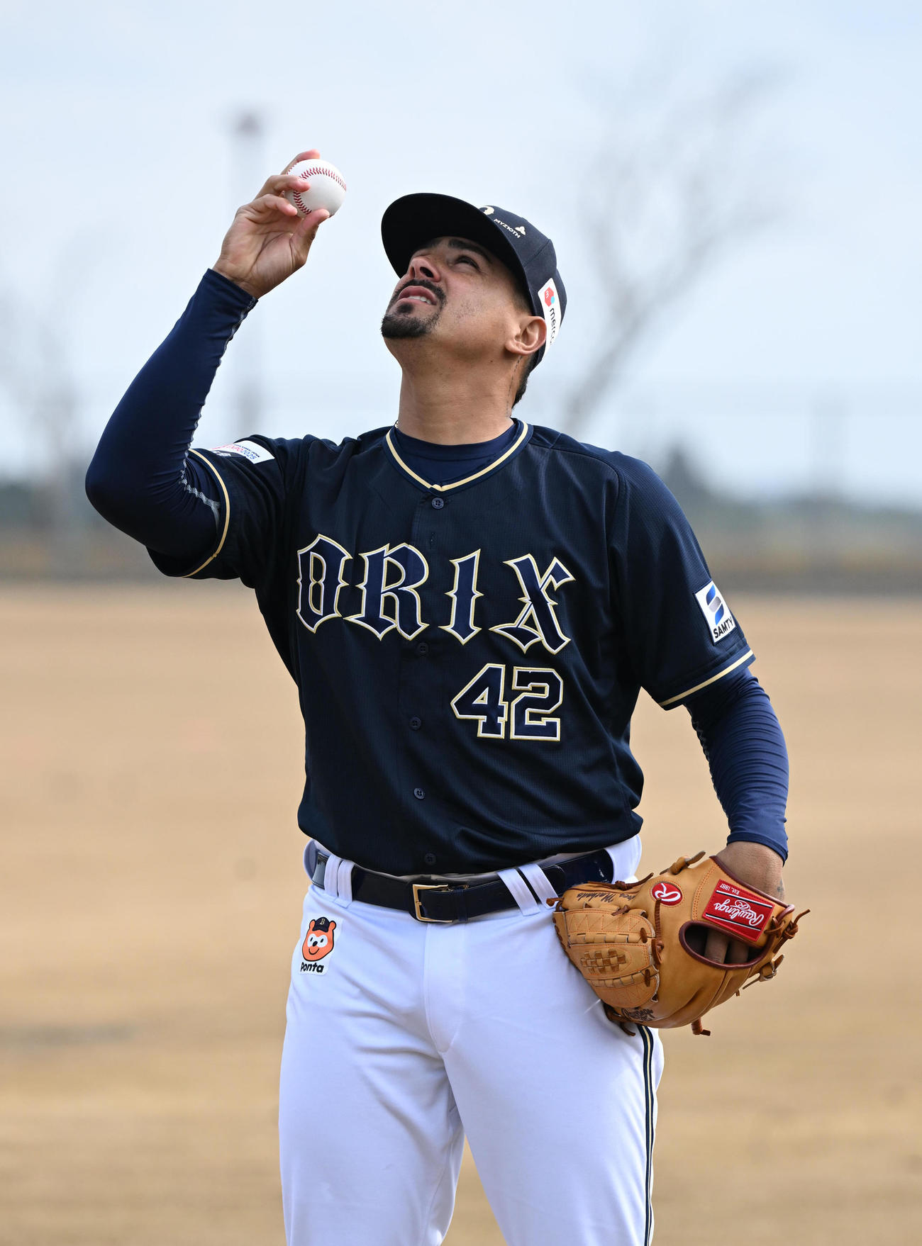 キャッチボール前、ボールに対し祈るオリックスのマチャド（撮影・和賀正仁）
