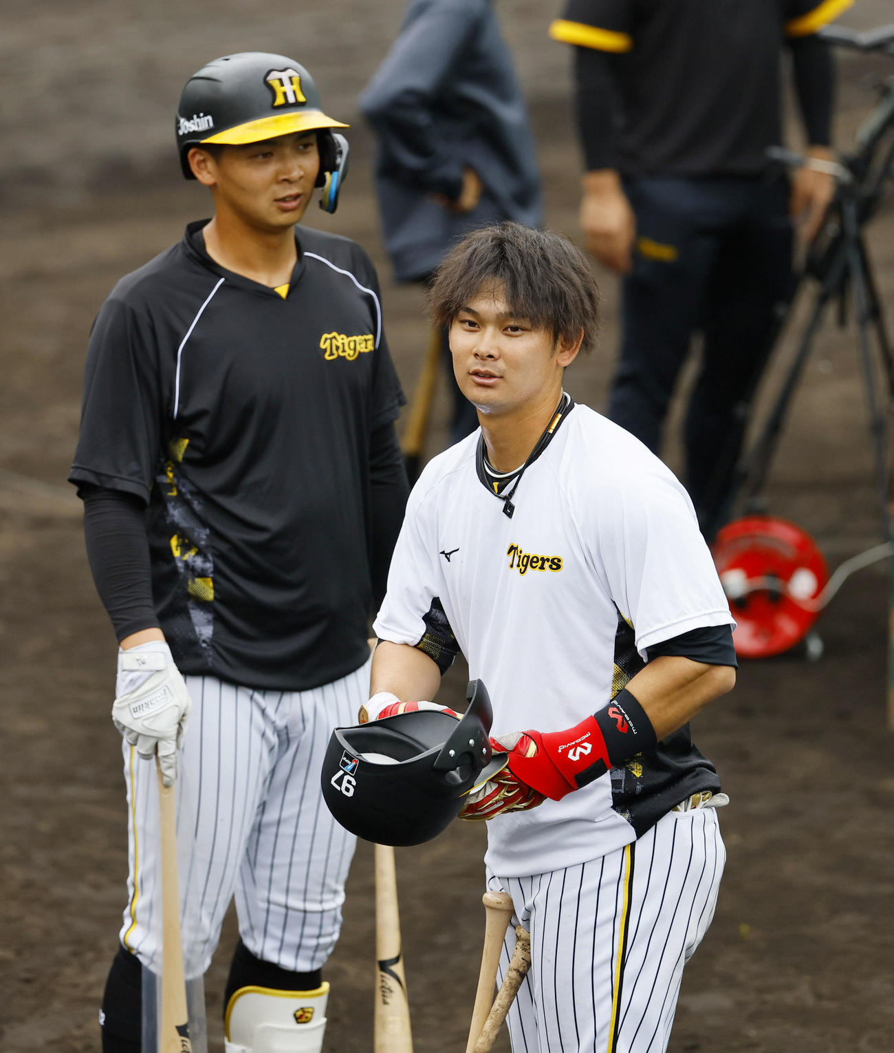 打撃練習中に言葉を交わす阪神井上広大（左）と野口恭佑（撮影・藤尾明華）