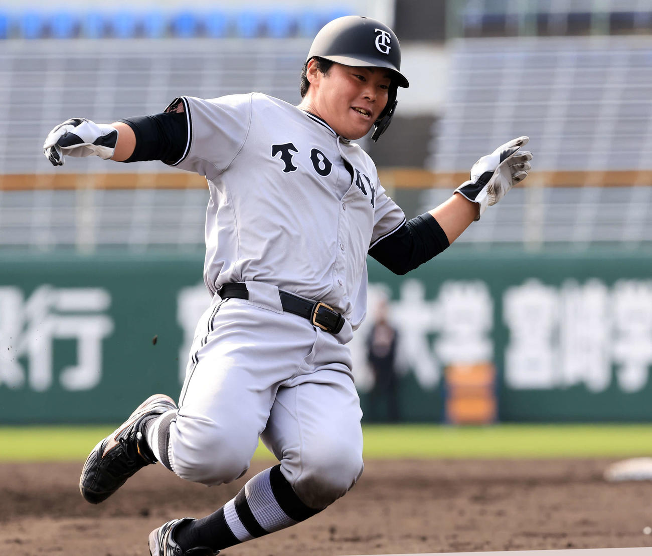 走塁練習で三塁に滑り込む巨人山瀬（撮影・浅見桂子）