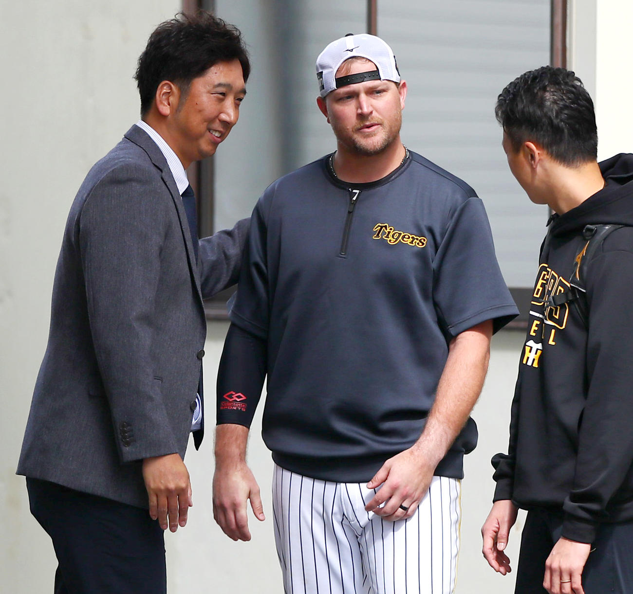 藤川球団本部付SA（左）と話す阪神ノイジー（撮影・上山淳一）