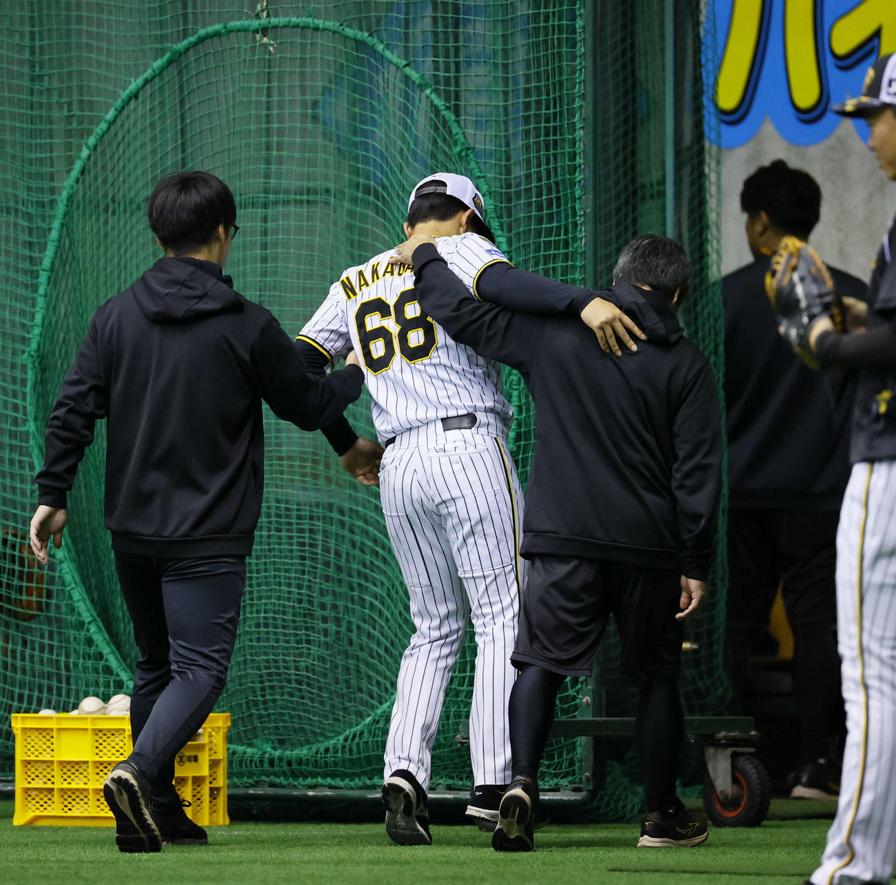 阪神春季キャンプ　右足を痛め、スタッフに抱えられる中川（撮影・藤尾明華）